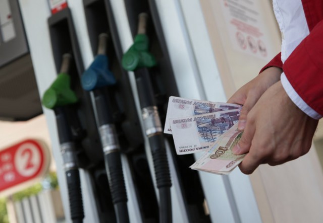 За месяц бензин в Калининградской области вырос в стоимости на 23 копейки За месяц бензин в Калининградской области вырос в стоимости на 23 копейки