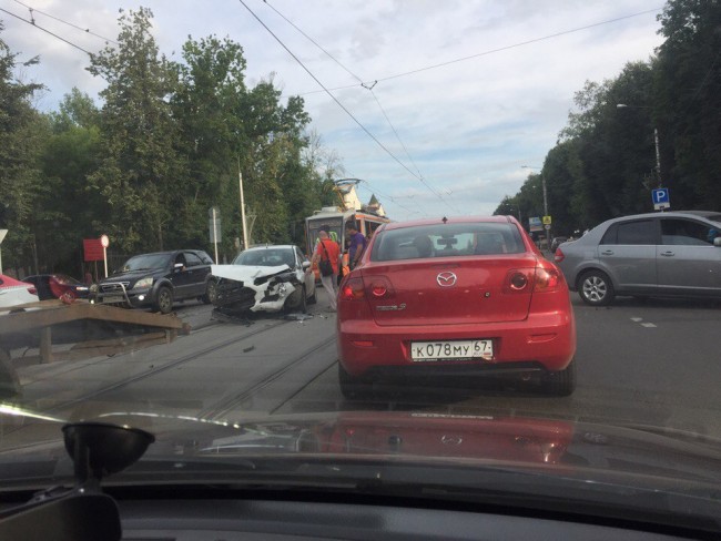 На улице Фрунзе в Смоленске разбились две иномарки