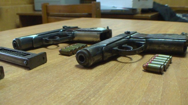 Пистолеты Макарова, патроны, электрошокеры: смоленские полицейские задержали "незваных гостей"