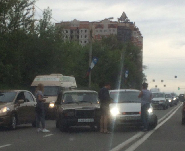 В Смоленске на полном ходу из машины выпала девушка