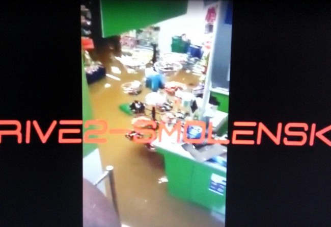 В Смоленске затопило магазин: в Сети появилось видео