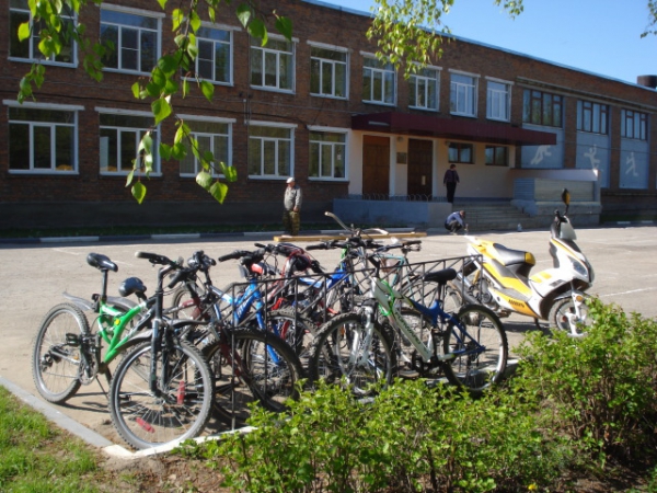 На территории смоленских школ появились велопарковки