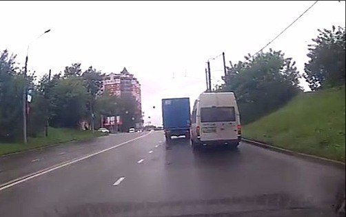 В Смоленске водитель грузовика избил маршрутчика на глазах у пассажиров