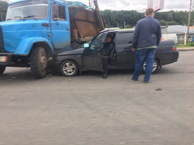 В Смоленске водитель «десятки» протаранил грузовик