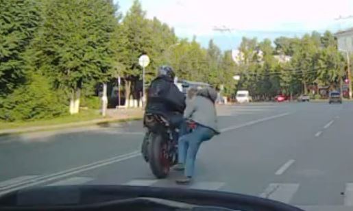 В Смоленской области мотоциклист сбил женщину
