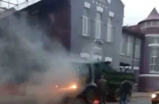 В Смоленске на оживленной улице в движении загорелся «Камаз»