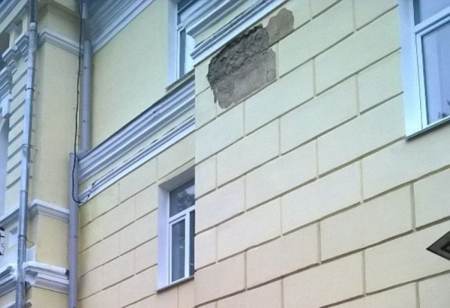 В центре Смоленска посыпался фасад
