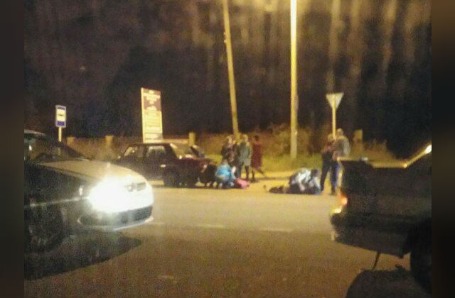 В Смоленске под колеса автомобиля попали два человека