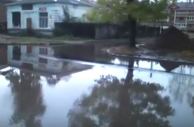 Жители Сафонова не могут пройти по затопленным улицам города