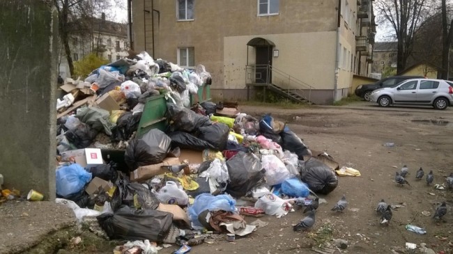 Центральные улицы Ярцева завалены мусорными свалками