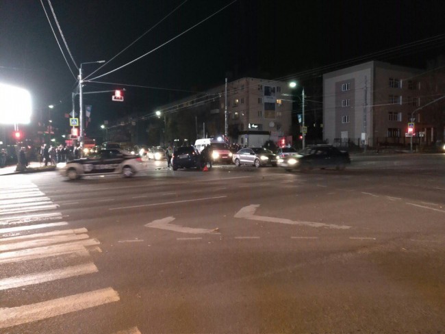 В Смоленске произошло очень жесткое ДТП: столкнулись четыре машины, есть раненые