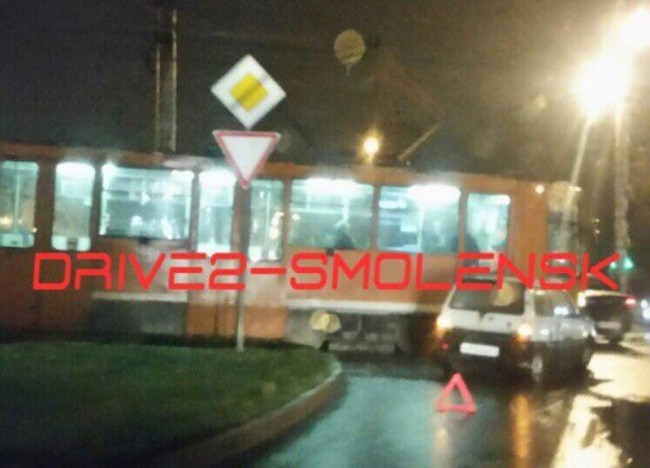"Что-то пошло не так": в Смоленске спешащая "Ока" остановила трамваи