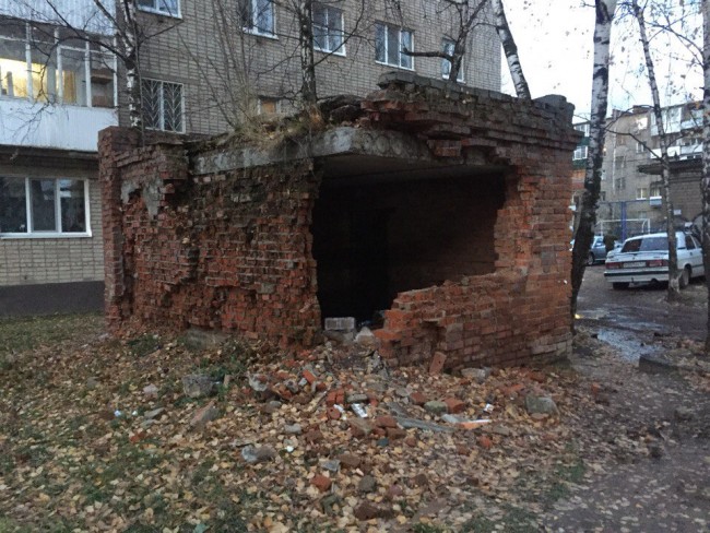 В Смоленске развалившееся здание превратили в туалет