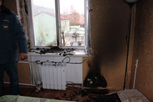 Вспыхнувшая зарядка стала причиной пожара в центре Смоленска