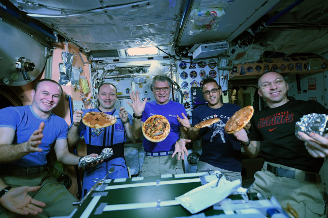 Смоленский космонавт отведал на борту «космическую пиццу»