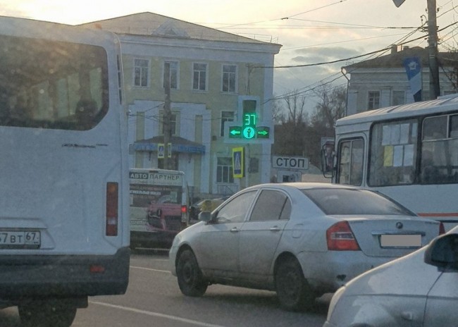 Стало известно, почему светофор на площади Победы в Смоленске работает по-новому