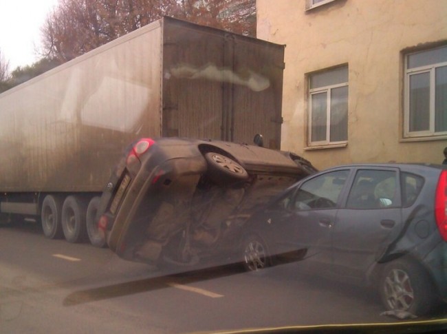 В Смоленске перевернутую машину зажало между двумя авто