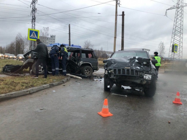 "Джип всмятку": серьезная авария произошла в Смоленске