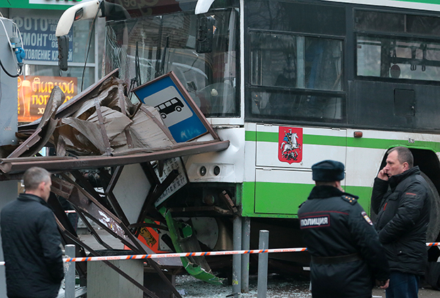 Гром и паника: подробности ДТП со смоленским водителем, протаранившим остановку в Москве