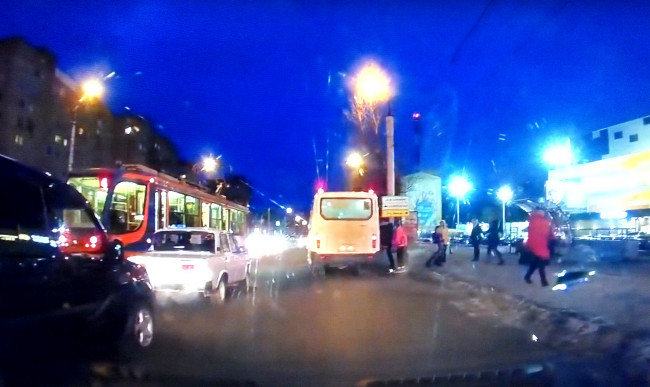 В Смоленске хам-маршрутчик жестко нарушил правила ПДД: в Сети появилось видео