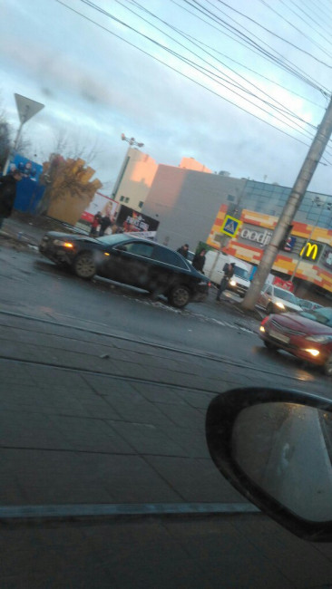В Смоленске возле торгового центра отечественная легковушка протаранила иномарку