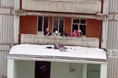 В Смоленске подросток выпал из окна многоэтажки на козырек подъезда