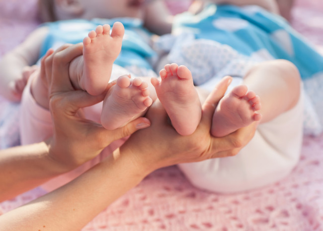Какие выплаты положены смолянкам при рождении близнецов