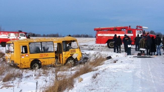 Автобус с детьми увяз в болоте под Смоленском