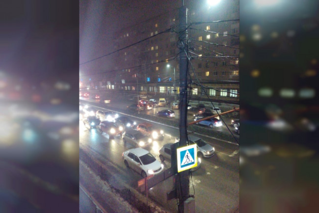 Авария в центре Смоленска заблокировала движение сразу на трех полосах