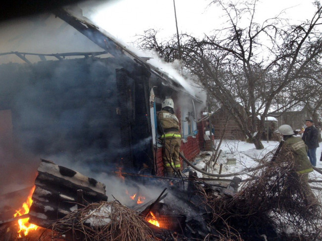 В Ярцеве пожарные спасли пожилого мужчину из горящего дома