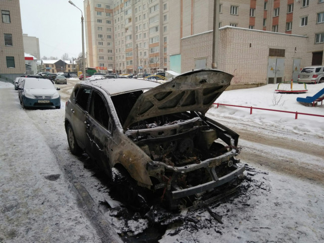 В Сети появилось видео горящей иномарки в Смоленске