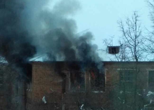 Жители Ярцева бурно обсуждают пожар на бывшей фабрике пианино и выкладывают фото в Сеть