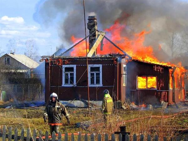 В Смоленской области огонь уничтожил жилой дом