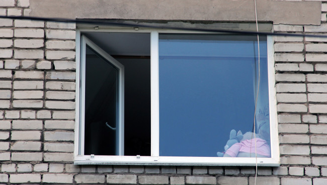 В Смоленске из окна многоэтажки выпала девочка