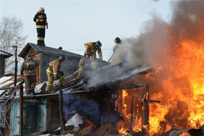 Двое смолян сгорели дома в Руднянском районе