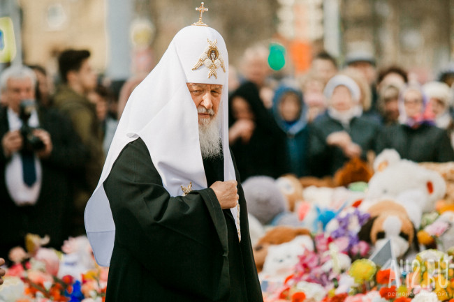 "Бездна горя": патриарх Кирилл возложил цветы к мемориалу у "Зимней вишни"