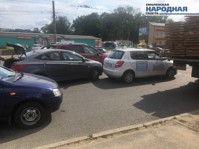 "Не пробка, а пробище": две аварии остановили движение на Кашена в Смоленске