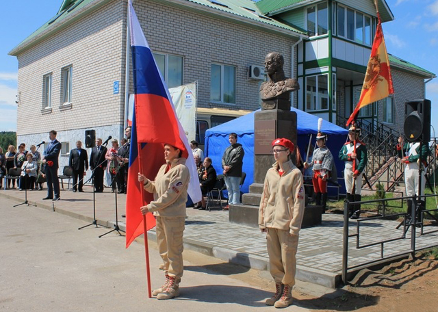 Под Смоленском установили бронзовый памятник генералу 1812 года