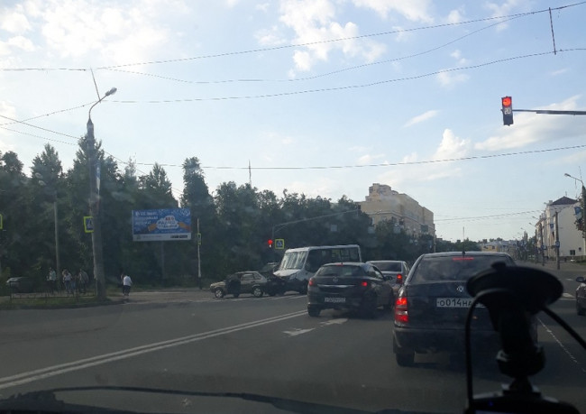 Жесткая авария в центре Смоленска: маршрутка с пассажирами снесла ВАЗ