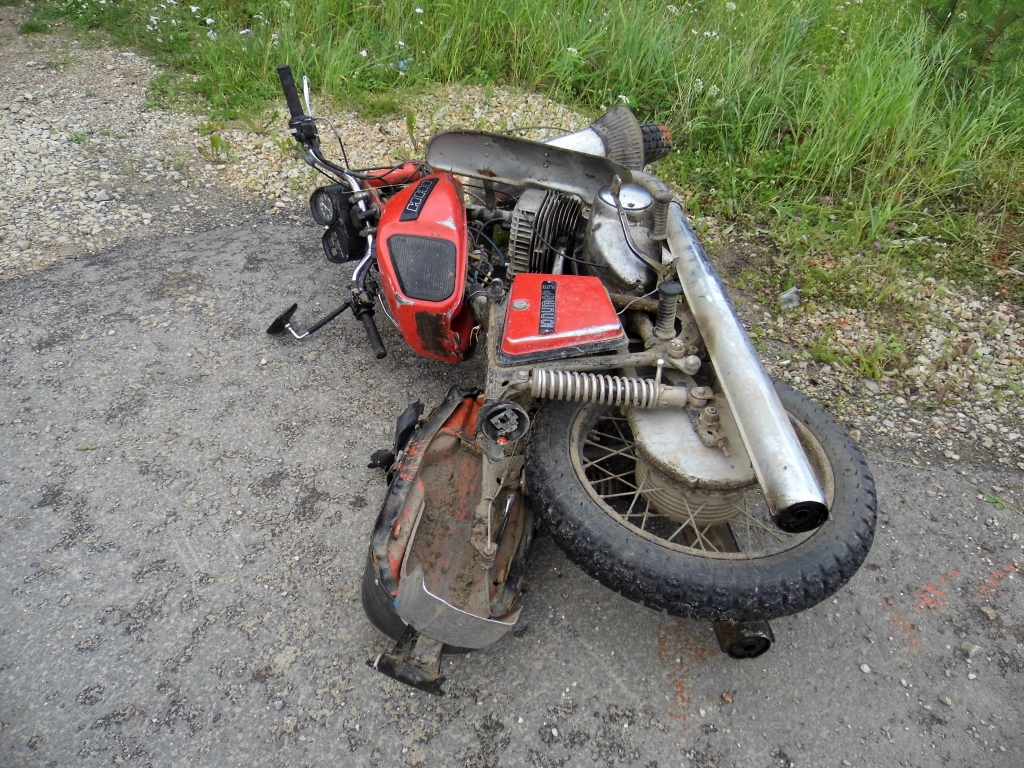 В Курской области опрокинулся в кювет пьяный мотоциклист без прав