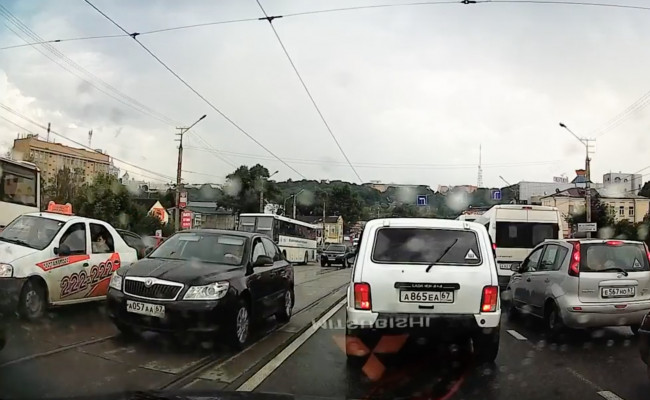 В сети появилось видео нарушения ПДД автомобилем администрации
