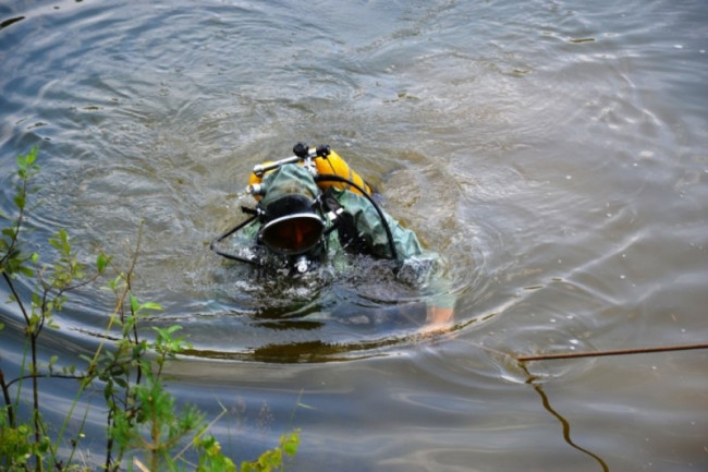 В Смоленской области из реки подняли тело подводного охотника