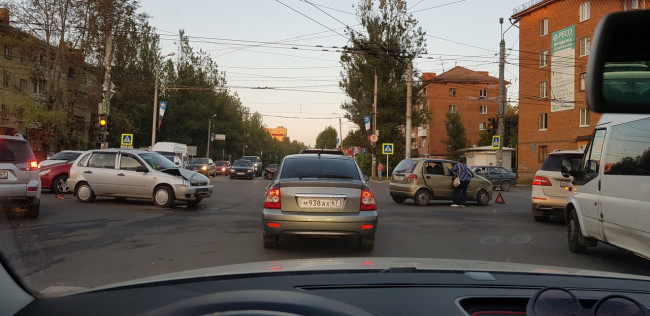В Смоленске на "трёх дорогах" образовался коллапс из-за отключенных светофоров