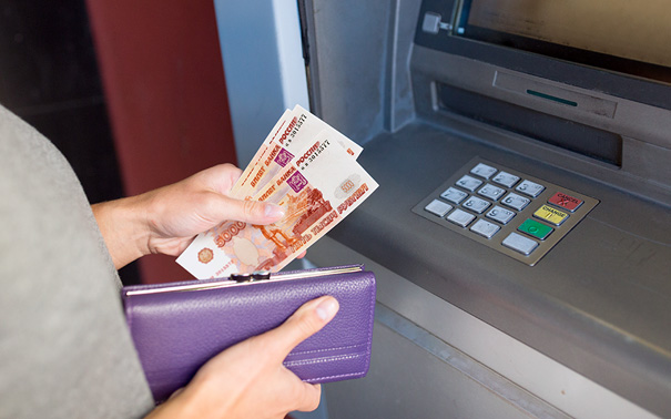 В России предложили отменить комиссии при снятии денег в банкоматах