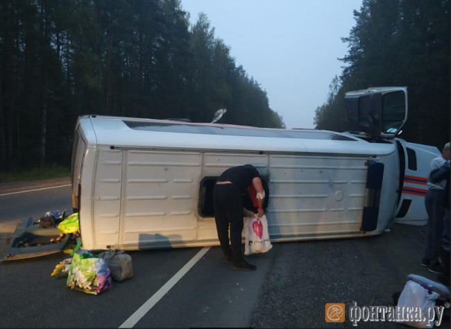 Страшное ДТП в Ленобласти: в перевернувшейся маршрутке пострадал смолянин