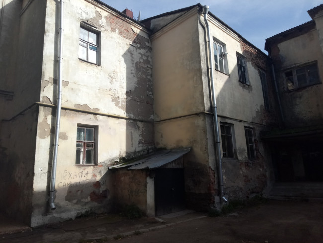 «Опасно заходить». Жители Смоленска пожаловались на разваливающийся дом