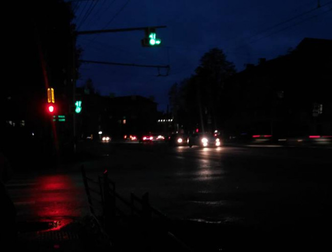 «80% уличного освещения не работает». Жители Десногорска жалуются на тьму