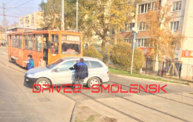 Еще один автомобиль попал под трамвай в Смоленске