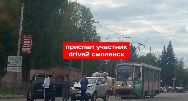 На улице Фрунзе в Смоленске из-за автоледи встали трамваи
