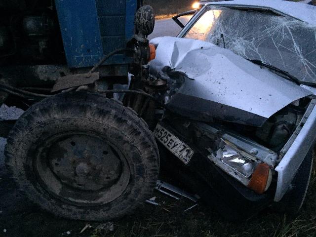 В Смоленской области "ВАЗ" влетел в трактор. Трое человек госпитализированы